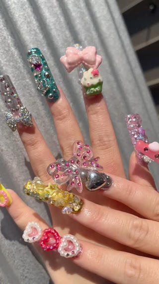 ネイル Mariris所属・ᗷᗩᑎSᗩ ᑎᗩIᒪ ՏᗩᒪOᑎのネイルデザイン