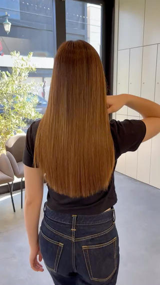 アホ毛が気になる方も縮毛矯正でこんなに綺麗
ブリーチしていても髪の状態によってはストレートできます 