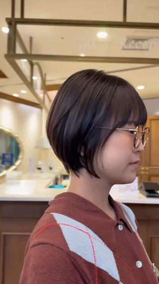 頭の形が綺麗に見えるように
すっきりまとまるショートヘア♡ 