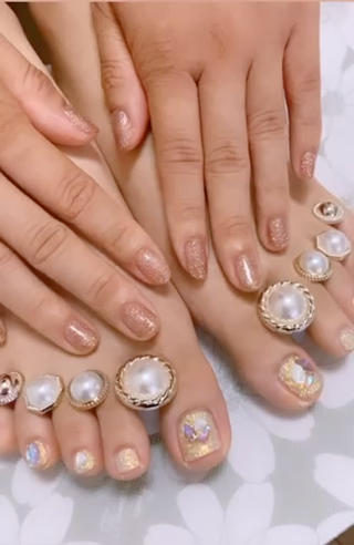 ハンドとフット同日施術できます。
お時間に空きがありましたら
2枠おとりできます。
デザインにもよりますが3時間〜最大5時間（オフあり）
 