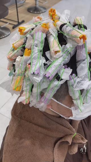 独自のパーマ剤、【ケアパーマ】でツイストスパイラルパーマ
オイル+ハードWAXでスタイリング
気に入ったスタイルは是非保存をしてください
カウンセリングでお見せ頂けるとスムーズです
【ケアパーマとは?】
○独自で調合しているメンズ専用のパーマ
○薬剤が優しい
○ダメージによる塗り分けが出来ます
○頭皮への負担はほぼ0(頭皮に付くパーマ剤は頭皮が老化します老化=白髪、薄毛)
○ターバンをしないので締め付け、液垂れの不快感ゼロ
○パーマをかけるとボリュームが出てしまうと考えがちですが、ケアパーマはボリュームダウンも可能元々のクセや根元の浮きグセなども取りながらパーマをかける事が出来ます
○オリジナルのパーマ剤、ワインディング技術で理想のパーマを実現させて頂きます
ご来店お待ちしております
#錦糸町 #ケアパーマ #メンズパーマ #メンズカット #ツイストスパイラル #スパイラルパーマ #ウェーブパーマ #波巻き #波パーマ #大人パーマ #ピンカール #ナチュラルパーマ #バーバーカット #フェードカット #メンズヘア #メンズセット