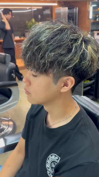 カット＋メッシュカラー
細めの量多めで仕上げました 