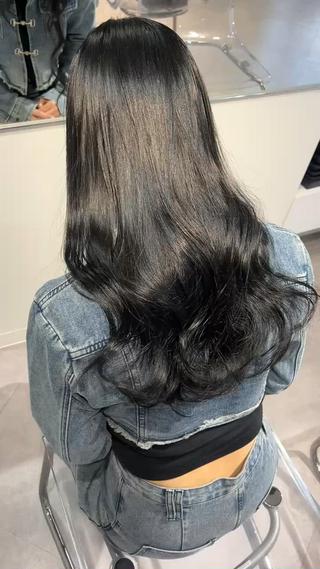 黒染めはしたくないけど暗くしたい方！！
透明感たっぷりブルーブラックおすすめです♪ 