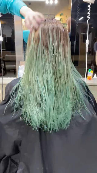 デザインカラー
あえて根本は茶ベージュに


ハイトーンカラーしませんか！？︎ 