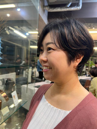 ハンサムショートの綺麗な毛流れ・
襟足の首に沿わせる毛流れは
パーマで作れます！
セットが簡単になります！ 