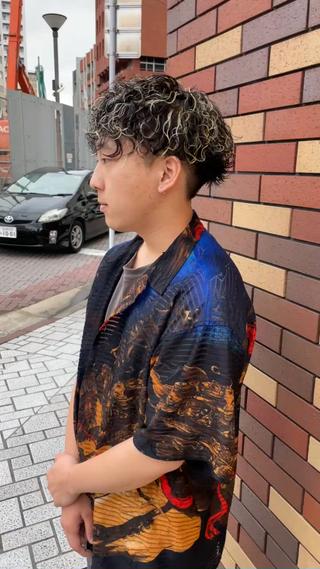 強めのパーマにハイライトでかっこいいスタイルに♪ 