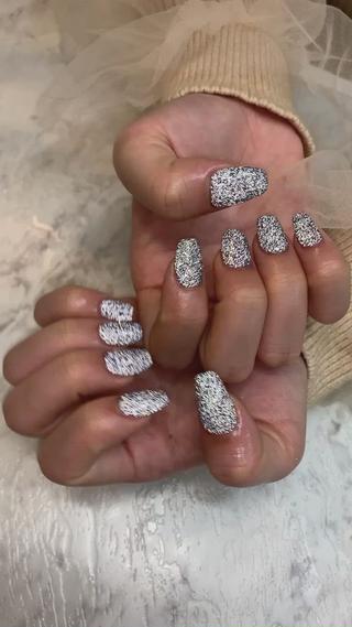 キラキラフラッシュグリッターネイル
カメラのフラッシュで輝きが変わります！ 