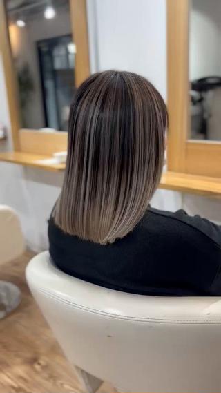 バレイヤージュお任せください

髪にやわらかさや透明感・立体感をプラスでき、顔色をきれいに見せたり、白髪をカバーする効果もあります

自然な立体感のある、外国人のような髪質に仕上げたい人におすすめです 