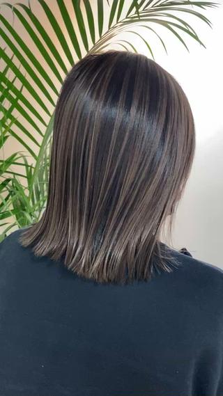 バレイヤージュのメリット
髪にやわらかさや透明感・立体感をプラスでき、顔色をきれいに見せたり、白髪をカバーする効果もあります

おすすめデザインです 