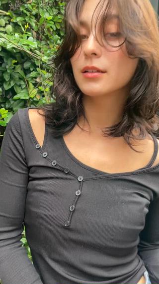 ミディアム 海外レイヤー/赤み 消しカラー/上原聖奈のヘアスタイル