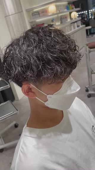 波巻きパーマで周りと被らないスタイル 