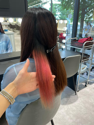 ブリーチ、カラー等、
複雑な履歴多数、ダメージ大の髪にも
「酸性縮毛矯正」であれば、乾かすだけでサラサラのストレートヘアになります。

酸性縮毛矯正は、普通の美容師にはできません。
正しい薬剤知識と毛髪知識、専門的な技術があってこそ
成り立ちます。

他店でお断りされてしまった方、また失敗されてしまった方、
ぜひ1度私にご相談ください。

Earth 名駅店 トップスタイリスト 岡本一真 