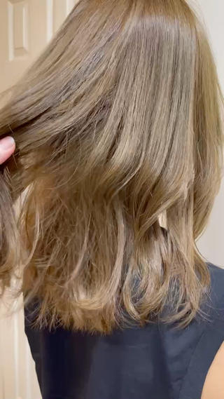 ミディアム カラー MIOベージュカラー 柔らかいカラーのヘアスタイル