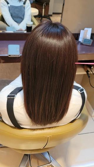 髪質改善カラーをしている白髪染めカラー