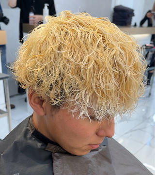 ・ケアパーマ×ケアブリーチ

・ブリーチ毛にパーマお任せください

・豊富な薬剤知識でブリーチしてる髪でもパーマが楽しめます

・全ての技術にこだわりをもって施術させて頂いておりますが、
特にメンズパーマには拘らせて頂いてます

・パーマの種類から強さ加減まで幅広くお任せください！

・お客様のライフスタイルに合ったパーマで必ずカッコよく致します

-ブリーチパーマのメリット-

︎カラーとセットで楽しめる

パーマだけでなくカラーでハイトーンもしたい方におすすめ！

︎パーマのもちがめっちゃ良い

実はブリーチパーマって一回かけるとかなりパーマがもつんです！ 