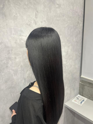 髪色は暗ければ暗いほど艶感が分かりやすくなります。

今回のお客様はブリーチ歴×矯正歴のハイダメージ毛でしたが髪質改善でここまで艶感のある髪に生まれ変わりました

ですがトリートメントになるので永久ではありません。
周期的にやっていくことで持ちがよくなり綺麗さもどんどん増していきます。
僕と2人3脚で髪質変えていきましょう 