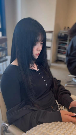 ・色味は透明感が出るように落ち着いたブルーブラック

・ストレートは地毛のようにパキッとし過ぎない丸みストレート

・顔周りはレイヤーで小顔効果

梅雨前に楽なヘアスタイル心がけて施術してます
絶対に可愛くなりますので施術お任せ下さい 