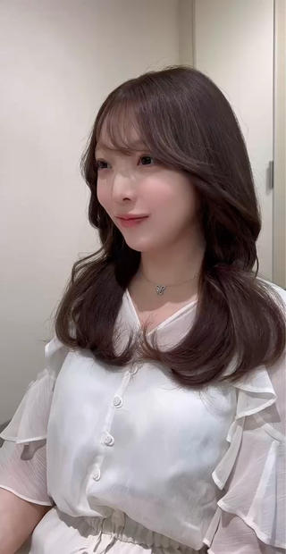 韓国風ヘアスタイル

明るすぎない透明感カラー

韓国ヘアやりたい方お任せ下さい 