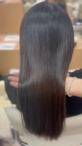 どんな癖でもここまでサラサラにする事が出来ます！

昔のストレートとは違いパキッとしすぎない丸みを持って伸びてくれます

是非一度縮毛矯正お任せ下さい 
