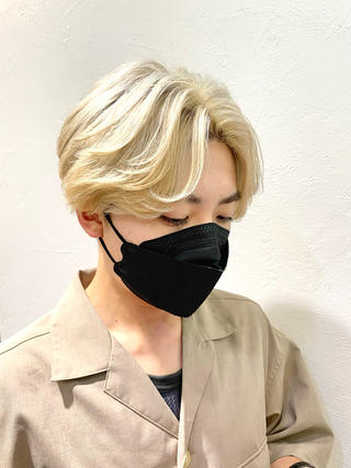 ブリーチ2回にカラーで
ホワイトベージュに◡̈
カットはセンターパートでカルマヘア‪︎‬
1番人気のスタイルになります

Wカラーとカラー、カット合わせて
12000円でご予約お受けしております
メニューにはございませんので
ブリーチカラーのメニューを予約して
メッセージでカットの追加なども承っております

ご予約お待ちしております！
よろしくお願いします 