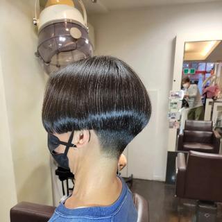 モード、個性的、スタイリッシュな雰囲気。

このようなスタイルは、すき鋏は使わないで作るため当日の仕上がりは少し固いイメージとなります。
時間が経つにつれ馴染み、とてもお手入れが楽に過ごせます！

乾かすだけでいい、何もしなくていい、というのがサスーンカットのショート～ボブの特徴です 