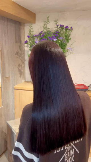 広がり、うねり、パヤパヤした毛をしっかり伸ばし
自然なストレートに！
朝も夜も扱いやすく艶々に
予防美容trも一緒にすることで傷ませずに綺麗に 