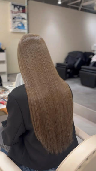 ブリーチ20％混ぜダブルカラー

ブリーチしたくないけど明るくしたい人必見
ダメージ抑えつつ理想の髪色に♪

#ヘーゼルベージュ#ダブルカラー 