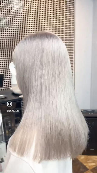 複雑な履歴でもケアブリーチや処理剤などでダメージを抑えて
理想のハイトーンに 