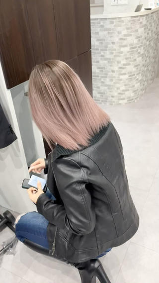 全頭なら派手なピンク系でもバレイヤージュにすることで
お洒落になります^_^
#京都バレイヤージュ#京都ハイトーン#ハイトーンカラー#京都ホワイトカラー#京都ダブルカラー#京都ブリーチ#ケアブリーチ#外国人風カラー#ピンクカラー#インナーカラー 