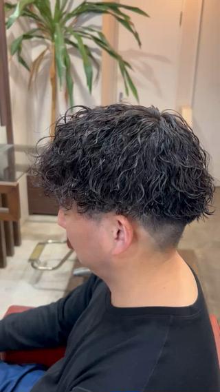 パーマ メンズ メンズ/Wカラー/ 波巻き/サーフカールのヘアスタイル