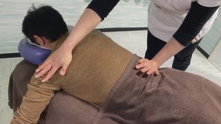 説明しながら腰のマッサージ 