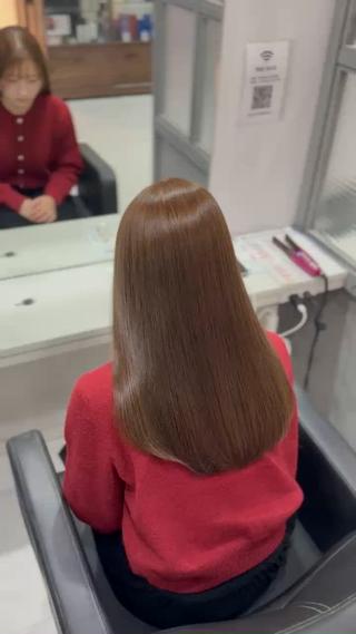 髪質改善×艶カラー
ダメージを抑えて、自然なツヤ感に仕上げています。 