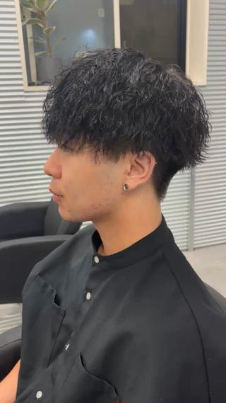 王道刈り上げマッシュにツイストスパイラルパーマをかけました！
朝のセットが一瞬で終わります！ 