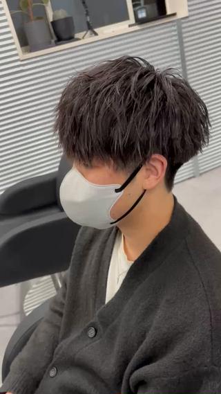 メンズカット

横と後ろは刈り上げてすっきり！
とりあえずかっこよくしたいけどどんな髪型が似合うかわからない方におすすめ！

アイロンを使っていろんなスタイルを試せます！！
アイロンが苦手な方にもしっかりレクチャーします！！ 