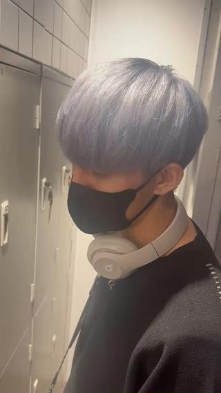 ブリーチ2.5-3回からできるホワイトシルバー

色落ちも白に落ちてくれるのでかわいーです 