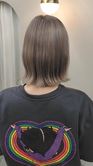 ケアブリーチを使ったダブルカラーでミルクティーグレージュ
 