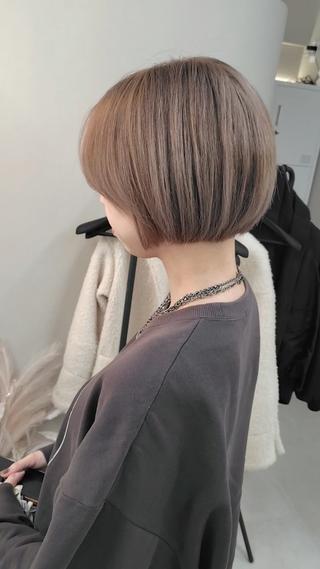 ケアブリーチでダメージ抑えて柔らかいミルクティーベージュ♡
コンパクトボブで小顔ヘア☆

町田駅　徒歩4分

ダブルカラー/ブリーチ 