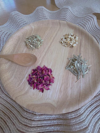 当店のよもぎ蒸しは
20種類のハーブからお好きな香りを選べるハーブリーディング付き
よもぎ＋選んだハーブを混ぜた蒸気を香りと共にたっぷり浴びて頂きます♪ 