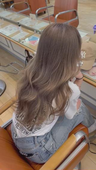 透明感抜群ミルクティーベージュ
ダメージを最大限抑えた
プレミアムケアカラーて艶髪に
【ブリーチ1回以上必須】
上品さのあるゆるウェーブヘア
軽く巻いただけで柔らかく
毛流れができるロングヘア
お顔周りのカットはとにかく似合わせを意識してます!
僕にしかできないカット、カラー、巻まで必ず可愛くさせていただきます!
ご予約は
minimo、お電話、インスタDMからお気軽に
画像を保存してカウンセリング時にお使いください
【neolive aim】
横浜駅相鉄西口から徒歩5分
#くびれロング #似合わせカット #ミルクティーベージュ #韓国ヘア #フェイスレイヤー #小顔カット #顔まわりレイヤー #エギョモリ #サイドバング #くびれ #女神巻き #ワンホンヘア #艶髪 #前髪カット #横浜美容室