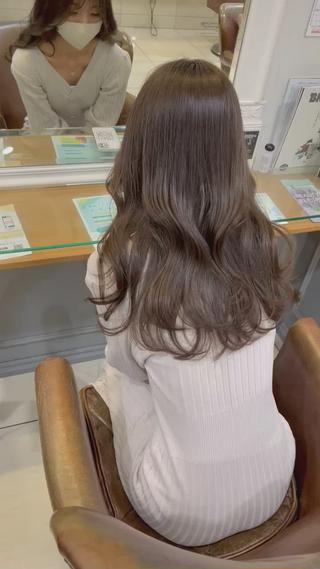 .
透明感抜群なグレージュ
ダメージを最大限抑えた
プレミアムケアカラーて艶髪に
上品さのあるゆるウェーブヘア
軽く巻いただけで柔らかく
毛流れができるロングヘア
お顔周りのカットはとにかく似合わせを意識してます!
僕にしかできないカット、カラー、巻まで必ず可愛くさせていただきます!
ご予約は
minimo、お電話、インスタDMからお気軽に
画像を保存してカウンセリング時にお使いください
【neolive aim】
横浜駅相鉄西口から徒歩5分
#くびれロング #似合わせカット #グレージュ #韓国ヘア #フェイスレイヤー #小顔カット #顔まわりレイヤー #エギョモリ #サイドバング #くびれ #女神巻き #ワンホンヘア #艶髪 #前髪カット #横浜美容室