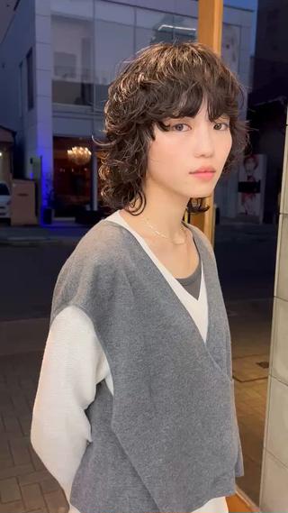 ショートウルフにパーマスタイル
ショートから伸ばしていく方や、バッサリカットする方にもオススメなスタイルです!
日本武道館で似合わせコンテスト日本一&個人カミカリスマ受賞。全国で講師活動や業界誌にも多数掲載。似合わせカットとパーマが得意です!“あなたらしさ”を引き出すスタイルを提案します!
パーマ/ショート/ボブ/レイヤー/スパイラルパーマ/ケアパーマ