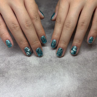 【夏にぴったりグリッターネイル】
太陽にキラッと映えるグリッターが、この季節に最高のアクセント
シンプルだけど指先にしっかり存在感

 お仕事などで爪の長さやパーツがNGな方もご安心ください◎
シールアートで凹凸なく、上品＆可愛く仕上げます

お気軽にご相談ください！
お客様に合わせたデザインをご提案いたします 