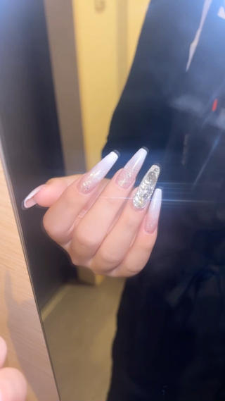 期間限定クーポン️
お得に爪がキラキラ・ゴテゴテにできます
長さだし不可の方はやり放題コースをお選びください！ 