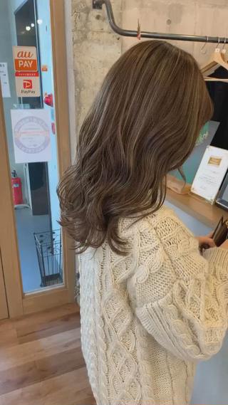 "シークレットハイライト"

10%だけブリーチを使うので少ないダメージで透明感のあるカラーが出来ます
赤みも抑える事が出来るので赤みが出やすい方にもおすすめ 