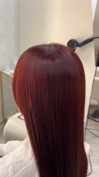 カラーはカシスパープル

ブリーチなしで一回のカラーでこの発色が楽しめます。

Wカラーをしないので褪色やダメージも抑える事が出来ますよ

トリートメントカラーで手触りも質感もつやつやです！ 