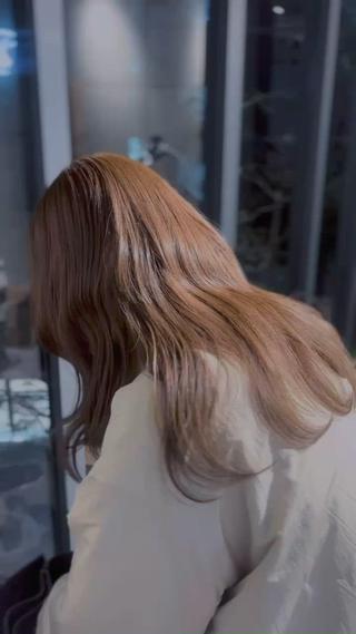 赤髪からベージュへ
数回に分ける事でダメージレスで出来ます 