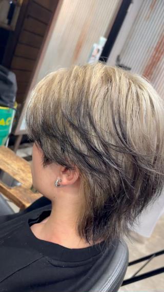 毛先に黒、根本中間はくすんだ金髪のイメージで
エンドカラーです
周りと差をつけたい方はこのデザインカラー系おすすめです！ 