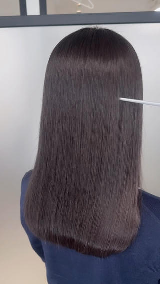 話題のうる艶美髪矯正

癖で広がりやすい髪やうねりが気になる髪の毛も、縮毛矯正で美髪を叶えます◝✩

〈*.自社開発*.お客様によって選定を変えるこだわりの薬剤＋ダメージレスな癖伸ばし〉でツンとならない自然な仕上がりに⟡.·*. 