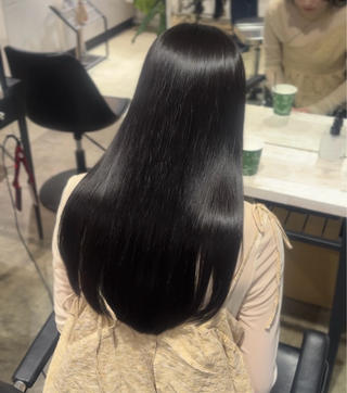 話題のうる艶美髪矯正

癖で広がりやすい髪やうねりが気になる髪の毛も、縮毛矯正で美髪を叶えます◝✩

〈*.自社開発*.お客様によって選定を変えるこだわりの薬剤＋ダメージレスな癖伸ばし〉でツンとならない自然な仕上がりに⟡.·*. 