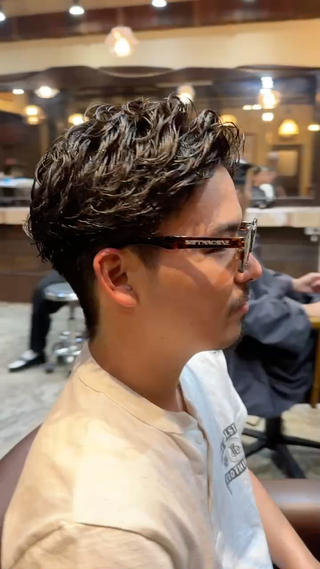 ショートスタイル×カールパーマ

短髪でもワンカールのパーマをするだけで大人っぽい色気のある雰囲気に(˶'ᵕ'˶ )‪︎

短髪に飽きてきた方是非
セットも簡単で朝のセットも時短出来ますᵕ̈* 